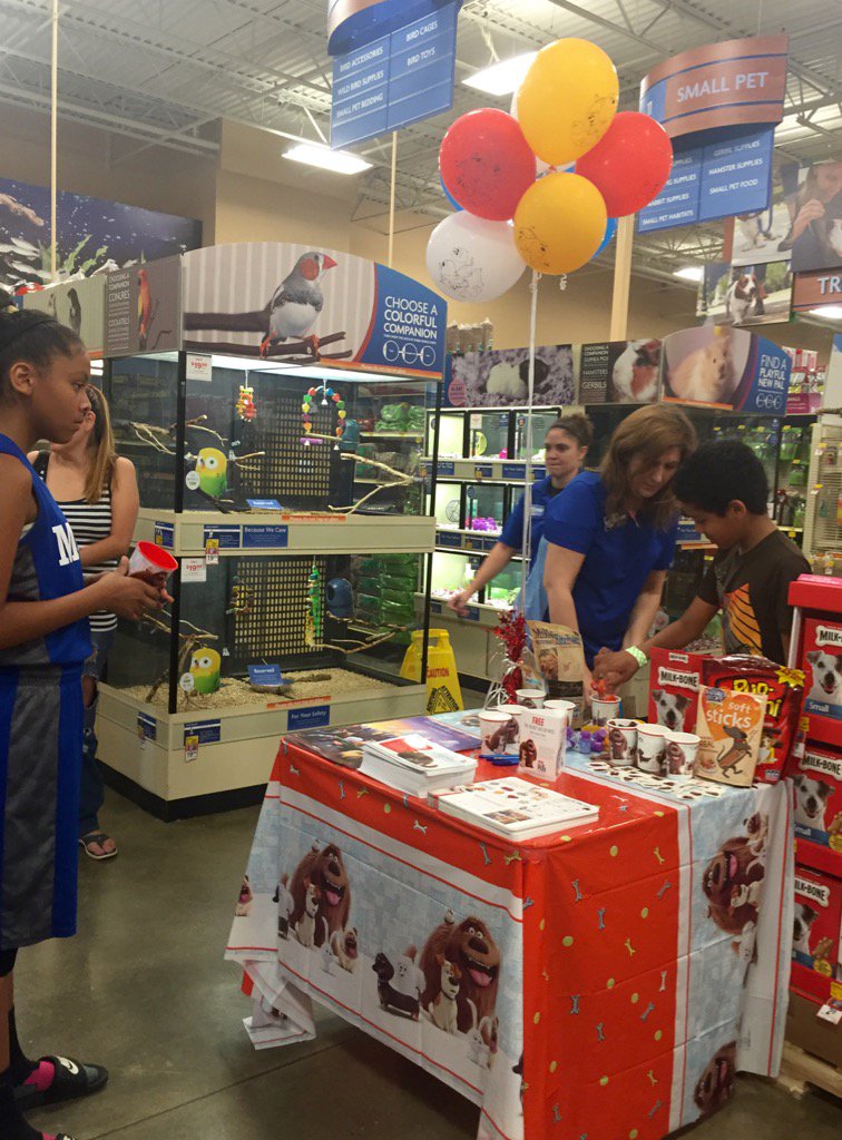 Aimee_Proctor's tweet photo. Another pic of our #SecretLifeOfPetsEvent #TeamNGA #1029 https://t.co/c7Y7OuVqwo