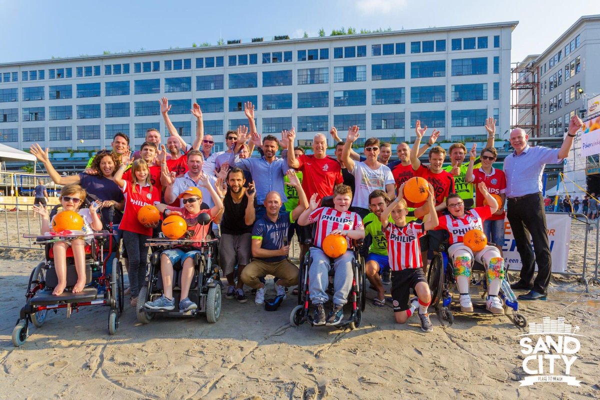 PSV en <a href="/SpierenvSpieren/">Spieren voor Spieren</a> kwamen vrijdag in actie bij <a href="/SandCityNL/">Sand City</a>. Spierzieke kinderen coachten teams met oud-PSV'ers.