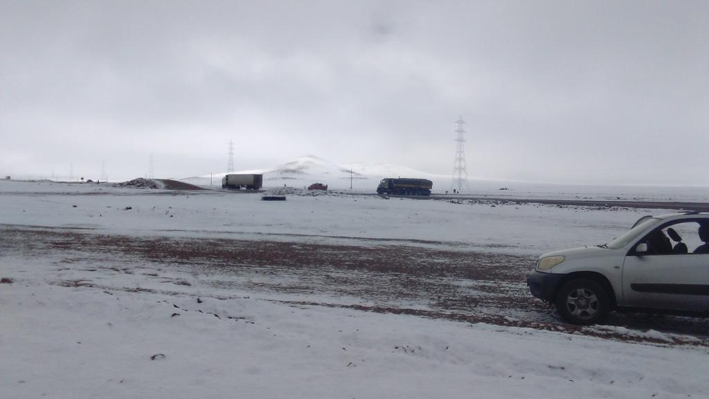 triciapalma's tweet photo. Ruta 5 norte, aprox 130 kms al sur de #Antofagasta. Desierto nevado... https://t.co/xhNN2LPpos