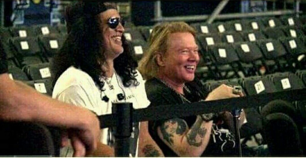 MusicForMetal's tweet photo. Todo es posible... Inclusive ver a Slash riéndose con Axl#GunsNRoses #GNRisBack https://t.co/JPRQOG4bkf