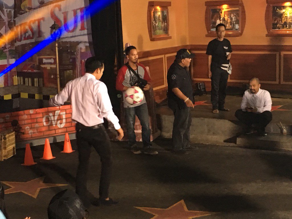 Hayooo tebak nih sape yg lagi main bola? #OVJKiteLagiKe21