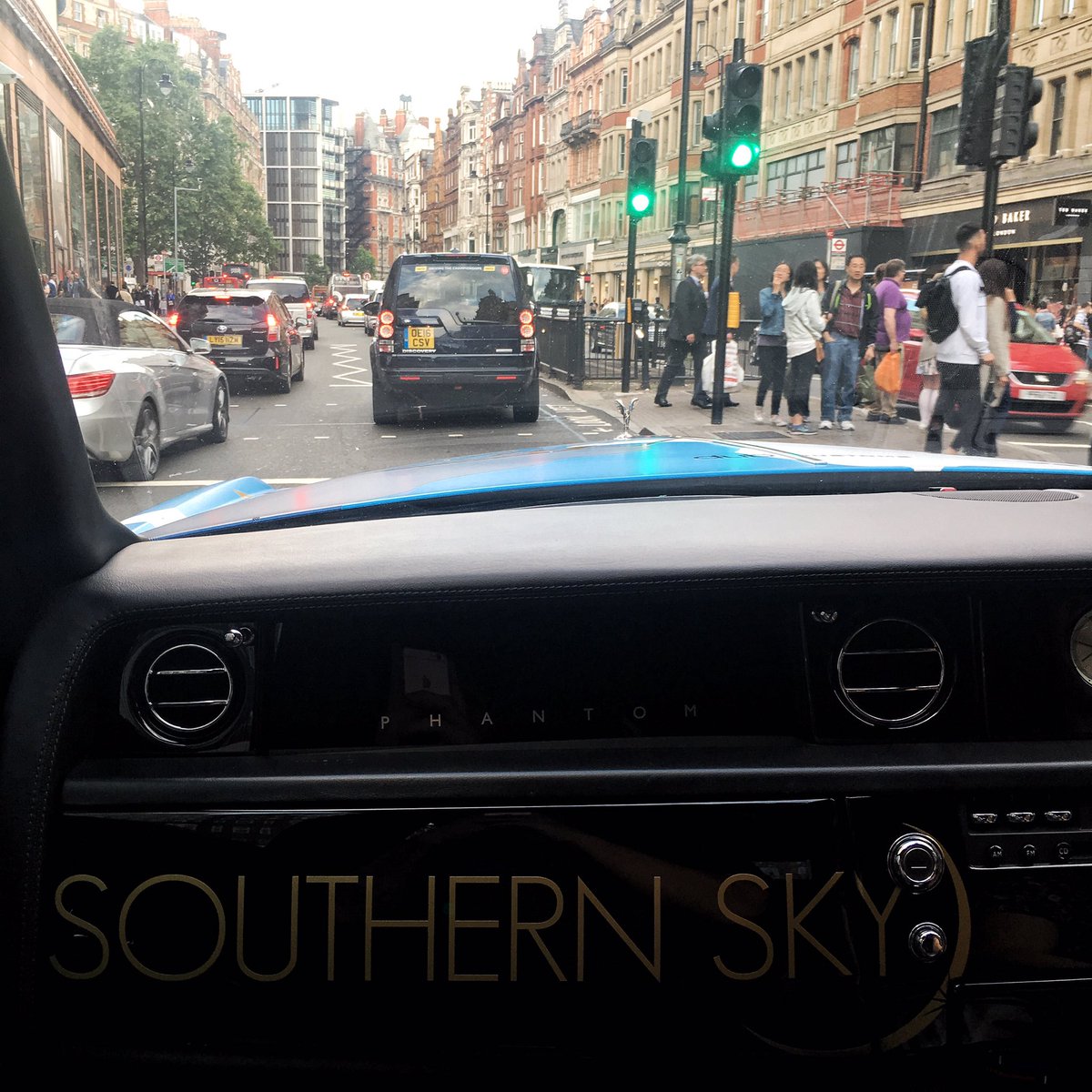 WallacePJW's tweet photo. The blue yacht is floating through London ready for @ModballRally tomorrow🚗💨🎥 https://t.co/KT0pyAw4Lk