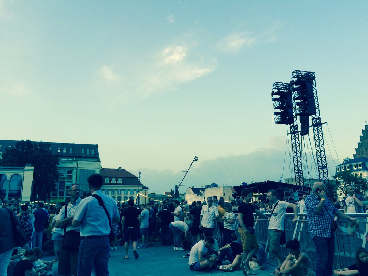 kaleta_michal's tweet photo. only a few moments.. and #LIVE @GilmourTour @pinkfloyd #Mozdzer #Preisner #Wroclaw https://t.co/DNZnEFj24E