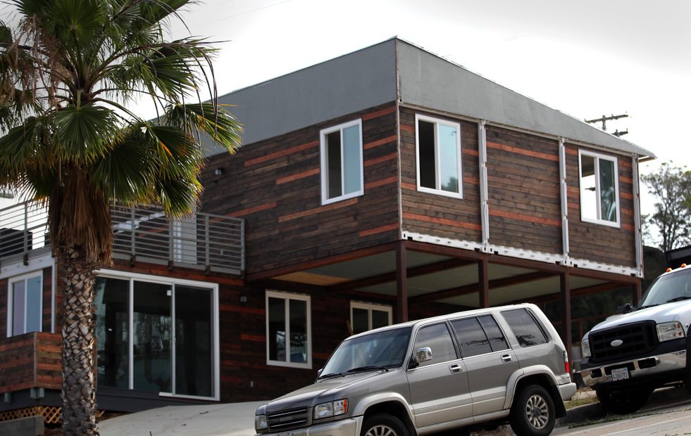 sdut's tweet image. A San Diego home built out of shipping containers just went on the market for $800K: