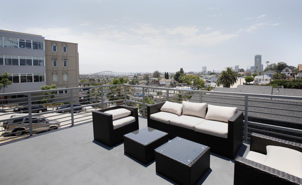 sdut's tweet image. A San Diego home built out of shipping containers just went on the market for $800K: