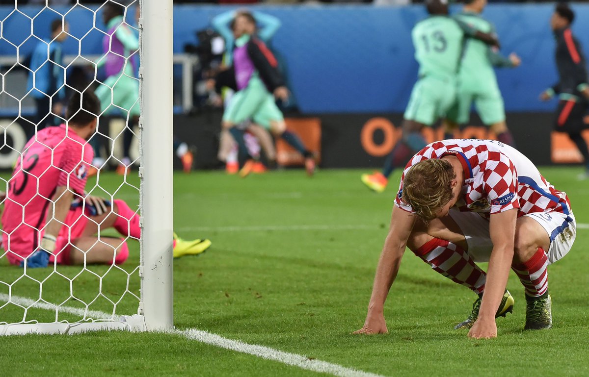 UEFAEURO's tweet photo. When football hurts.⚽💔 #CROPOR #EURO2016 https://t.co/d3jHM4TkDX