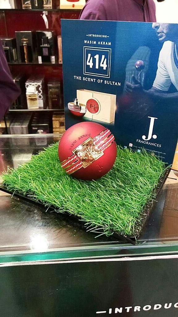 hinasafi's tweet photo. Spotted #ScentOfSultan #Four1Four today.
Me: ye ghass nahi derahay Sath? Table pe rakhongi kesay? ππ
#Karachi https://t.co/pFIoLaL3rY