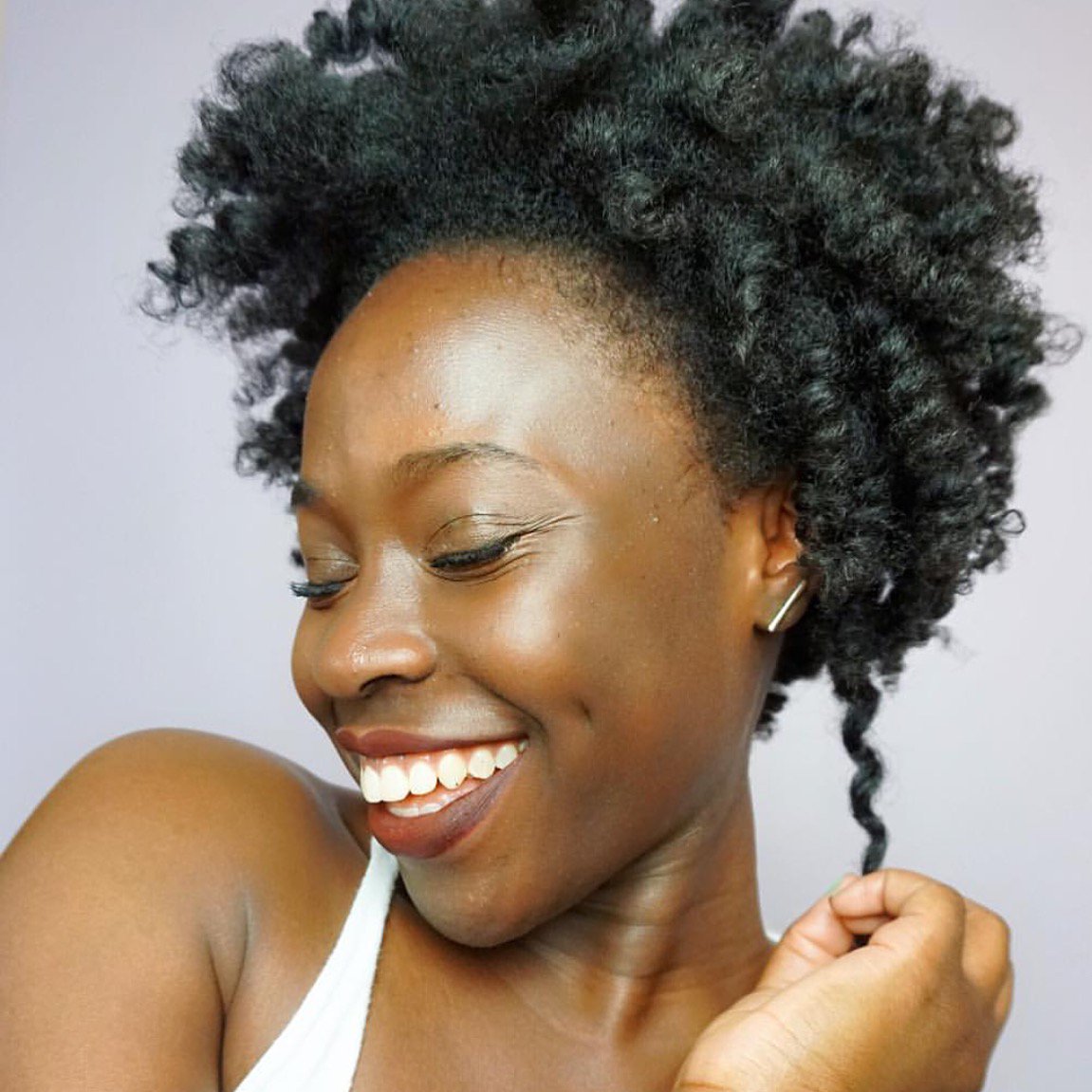 BlackHairMedia's tweet photo. #SelfieSaturday.  Curls and a smile! #DimplesOnFleek (@livenaturallylove ) https://t.co/jZHS87QFk9