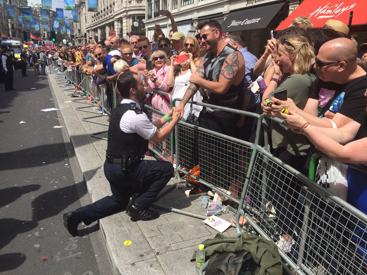 SkintLondon's tweet photo. Two police officers proposed at today's #Pride2016 
They both said yes! Brilliant.   (pics: @MetLGBTNetwork ) https://t.co/yDXjxg1rgS