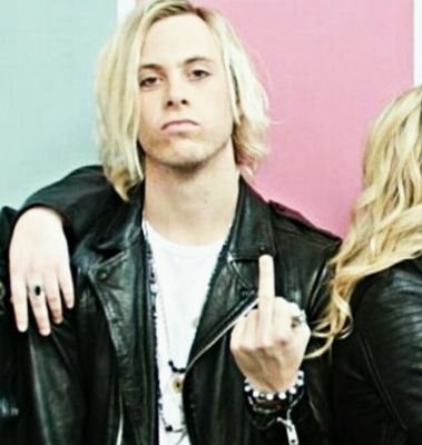 RauraOficial's tweet photo. Cuando ves que el "amigo" de Ross publica que #CossForever "está muerto" 😈😡 https://t.co/a9Pjr8Qm0U