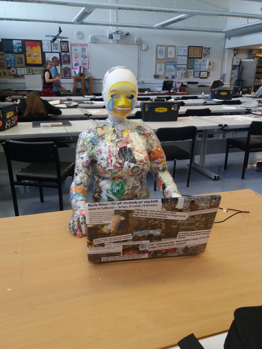 Jazz_251's tweet photo. Got a distinction for my final major project!#fmp #installation #installationart #art #hour28 #lifeonline #artist https://t.co/YbhVvSx1y4