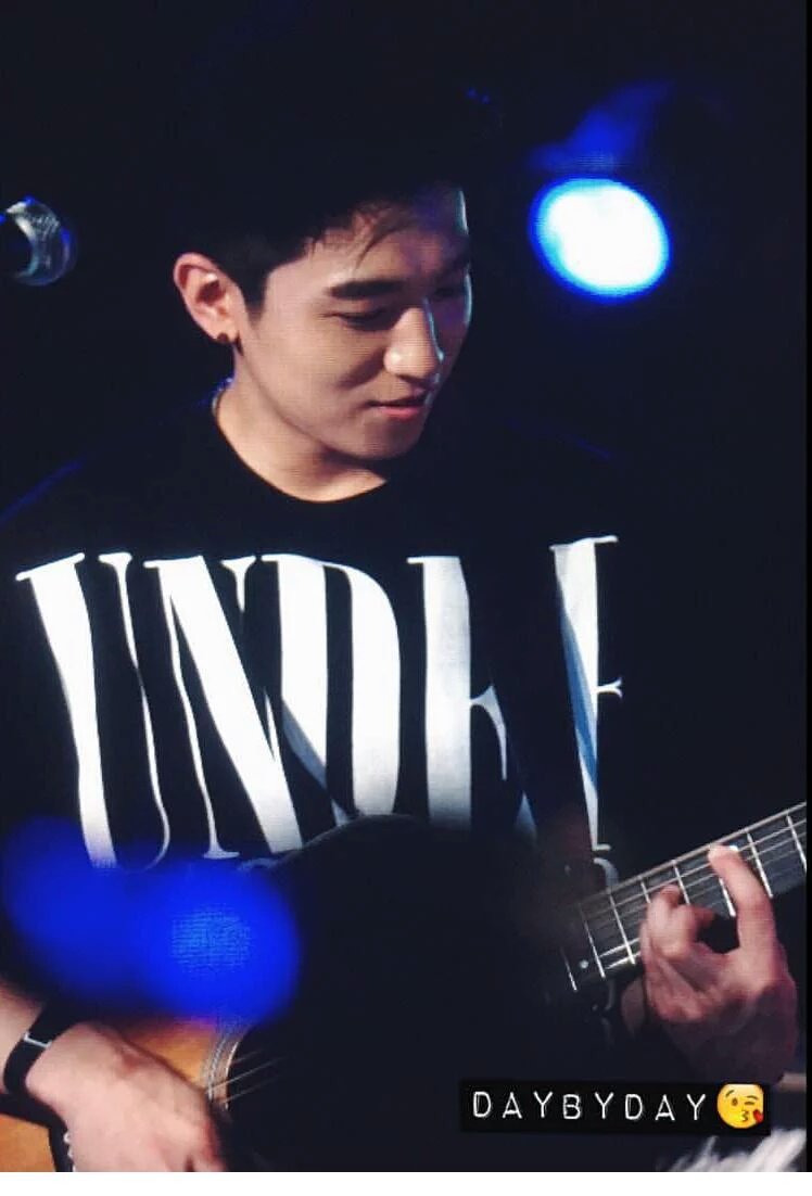 leaderparksj's tweet photo. This kind of style. Please bring this back. 😍😍😍 #mostfave #helloforehead #hellooversizedshirt https://t.co/GW3Kgy8Ydh