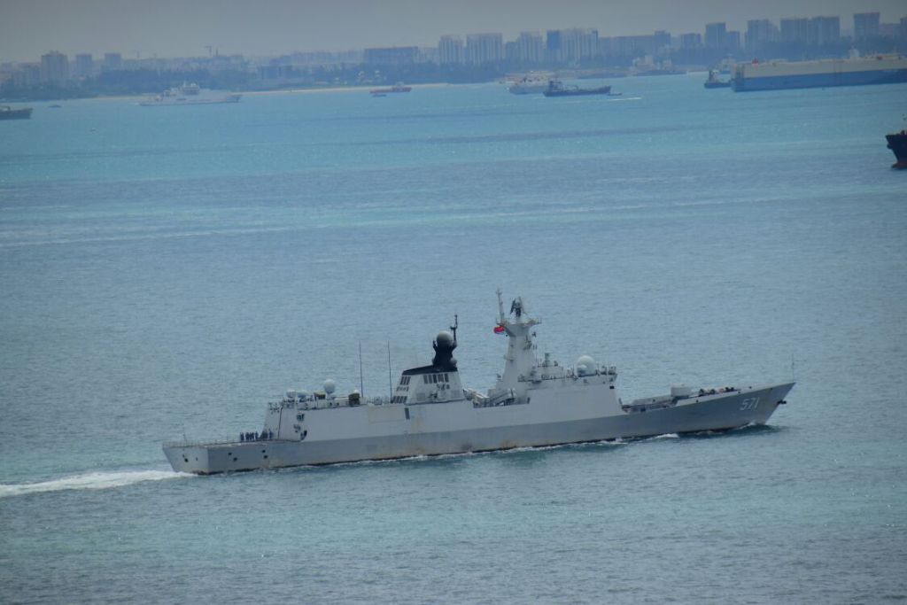 tweetmiliter's tweet photo. Kapal China FFG-571, SSN-409, dan tender kapal selam ASR-863 melewati Selat Malaka diiringi TNI AL (metrotv) https://t.co/obInHTfx6e