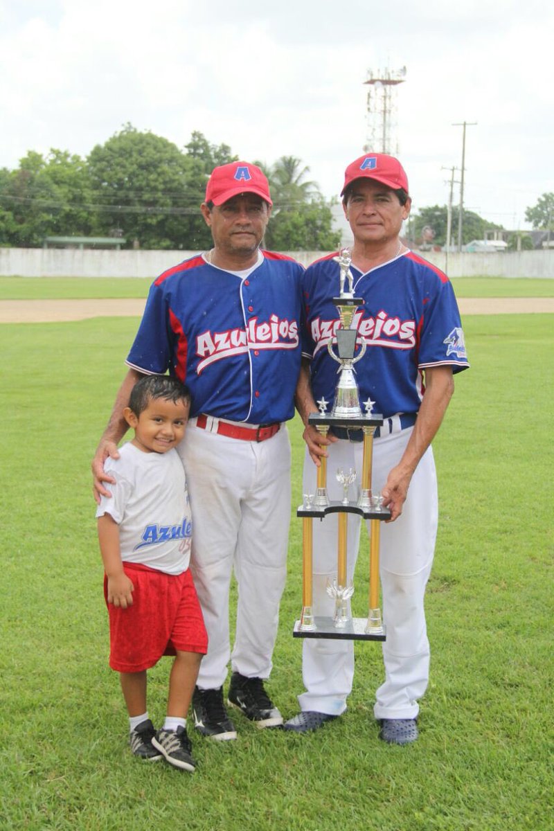 En la Inauguración de la liga municipal de sóftbol "Teodoro Chan Requena" en el deporte #DeFuertesRaíces
