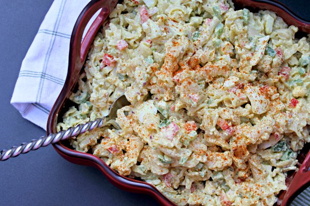 This Screams 4th of July Party! Deviled Egg Macaroni Pasta Salad - Kicking It With Kelly buff.ly/28Y4N0l