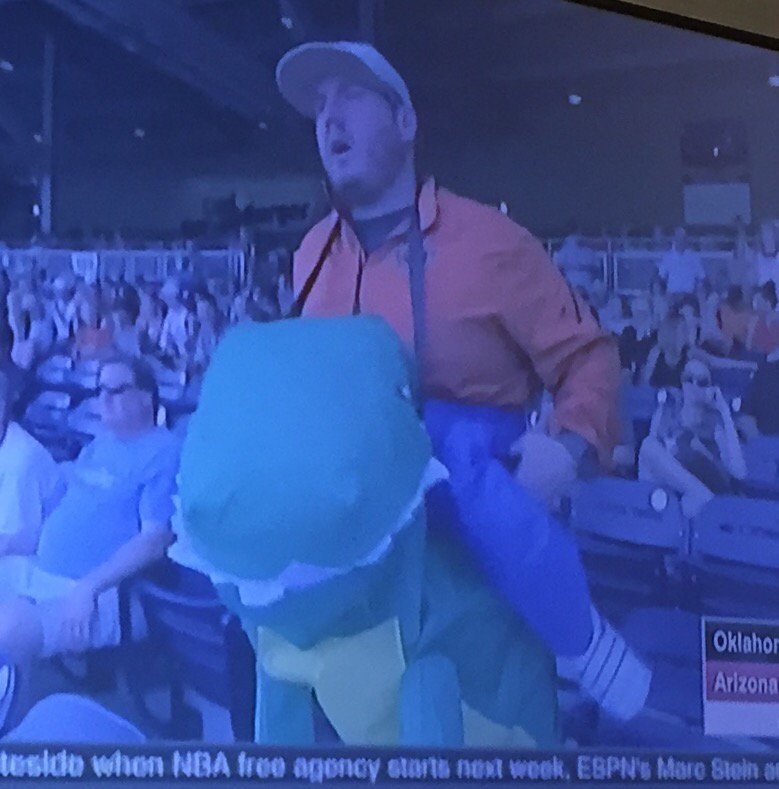 HaroldRKuntz3's tweet photo. This guy is winning life right now in Omaha #okstate #utropolis https://t.co/LihV8uPaO5