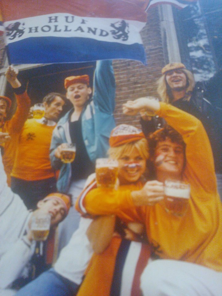 lientje1967's tweet photo. @varik77 Ik 28 jaar geleden (rechts). #Euro1988. En ook 28 kilo geleden. #forthatmatter ;-) https://t.co/FCCMuxicHE