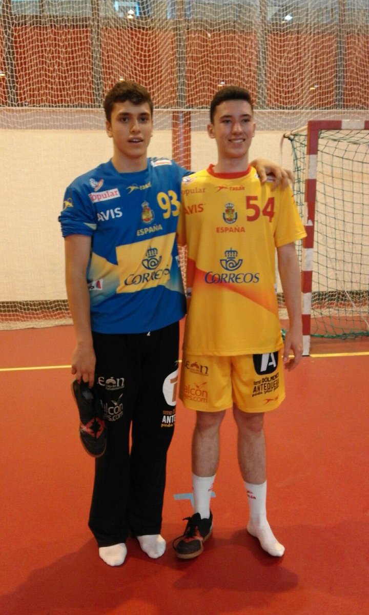 balonmanoikasa's tweet photo. Nuestros dos cadetes disfrutando con la @RFEBalonmano en Francia! 2/2  victorias y una experiencia inmejorable! https://t.co/nhPB46gCuk