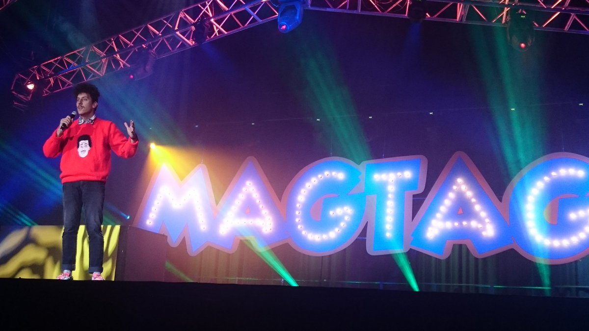 Yes, he is wearing a jersey with his face on 😂 <a href="/schalkiebez/">Schalk Bezuidenhout</a> takes the stage! Just looking at him makes us laugh!