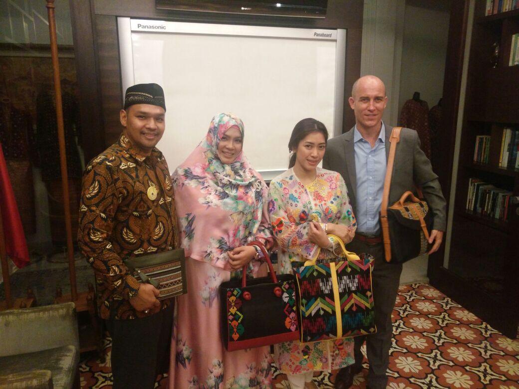Serunya Belanja Di Bazar Indonesia Fashion Week 2016 Republika Indonesia Fashion Week 2017 Dibuka Hari Ini