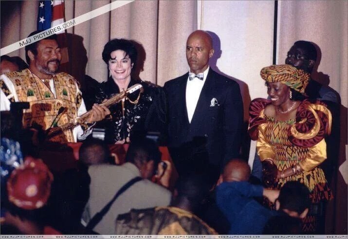 OnlyAfricaFacts's tweet photo. Here's late Michael Jackson presenting the then President of Ghana, Jerry Rawlings, with 2 gold swords in 1995. https://t.co/3BVo4o4FDU