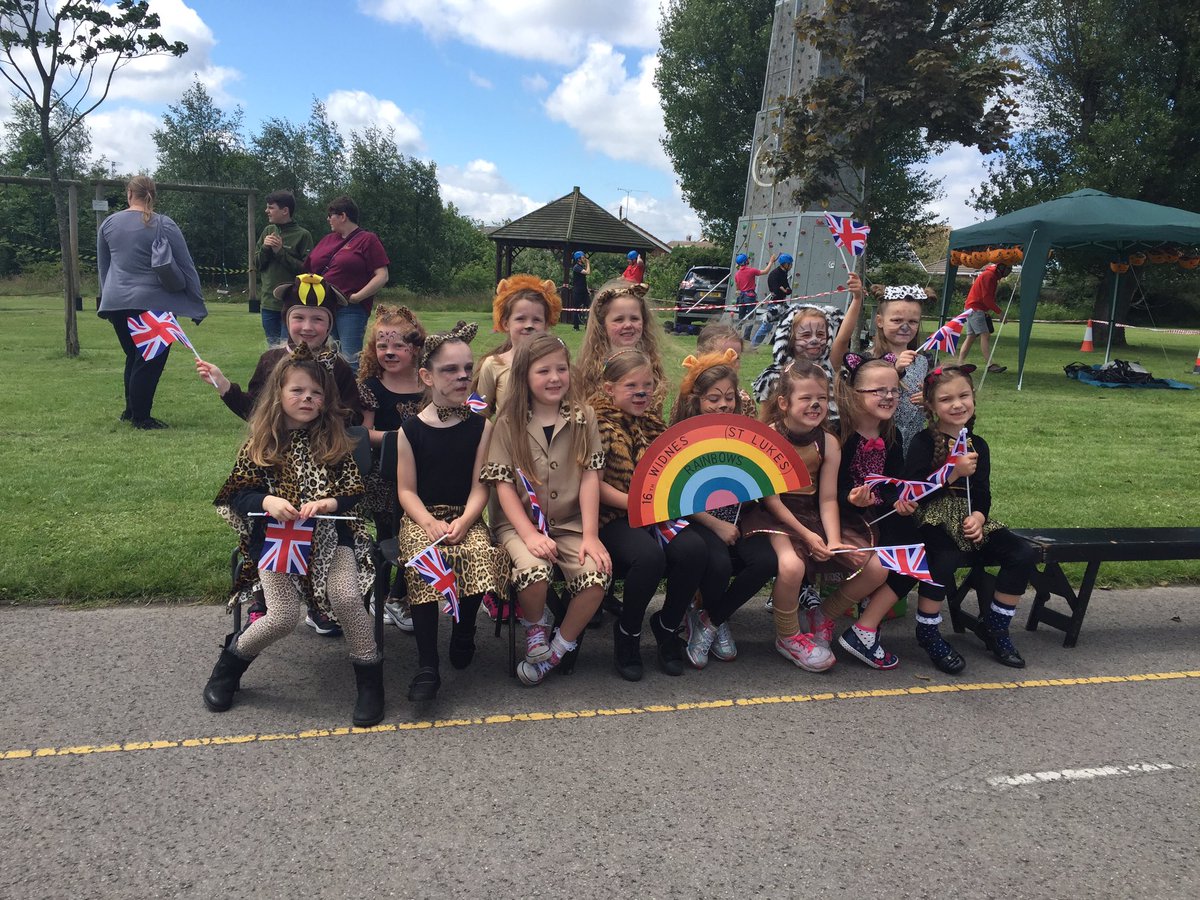 Rainbows having a great time at the summer fair today all as cheeky animals 🦁🐯🐵 they did a fab dance <a href="/farnworthrw/">Mrs Whitfield</a>