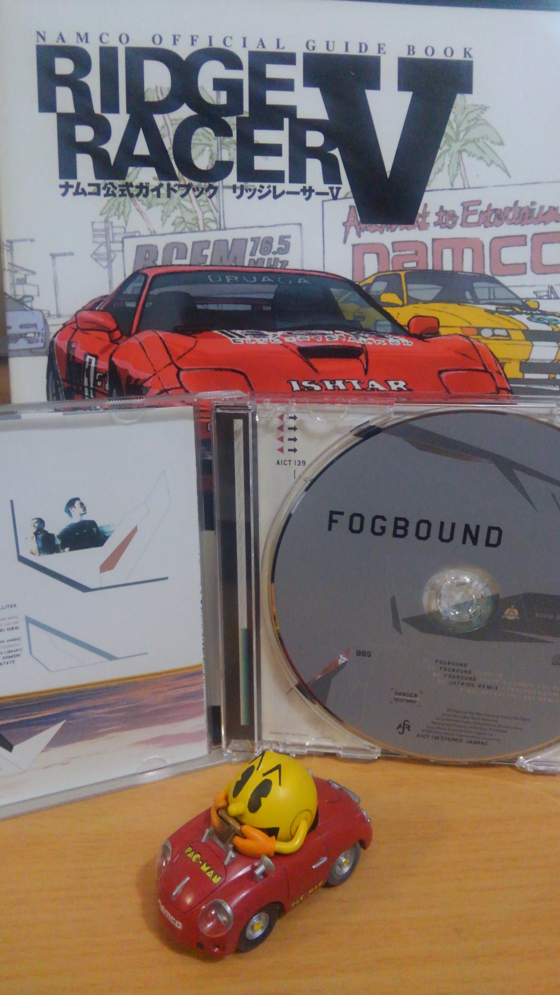 こっしー リッジレーサーv Ps2発売日に徹夜で並んで本体と同時購入したのは良い思い出 Fogboundの それまでのリッジとは一線を画する重厚なサウンドが衝撃的だったなー ソフト自体は処分しちゃって久しいけど 攻略本は持ってるんだよねw T Co