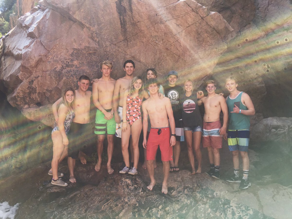 MelanieHatch's tweet photo. What's a birthday without a cabin trip with ur closest friends❤️ thanks for making my 18 awesome https://t.co/GbYM9lqU3x
