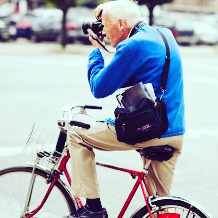 PeterSom's tweet photo. #rip Bill Cunningham a NYC original and a true gentleman who always called me 'young man' #BillCunningham https://t.co/loRvZHePij