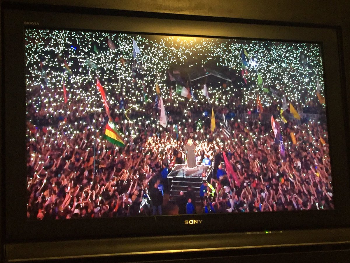 When #Adele asks can you turn on the torch on your phone.. Amazing results #Glasto2016