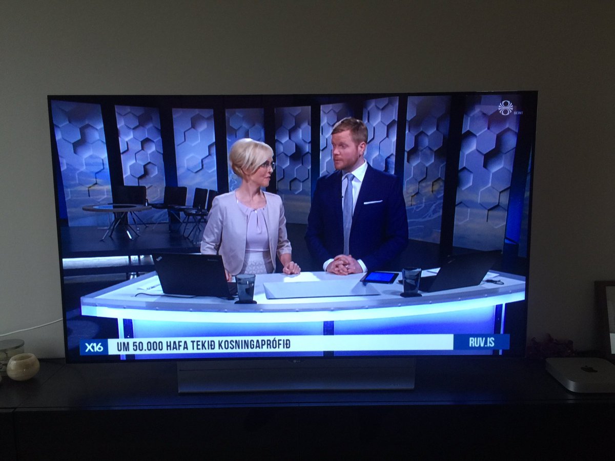 Þetta verður langt og erfitt kvöld fyrir okkur sexhyrningafóbíufólkið 😳#trypophobia #forseti