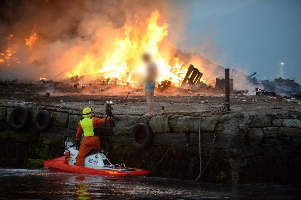 Mann badet ved Slinningsbålet dlvr.it/LfSFQJ