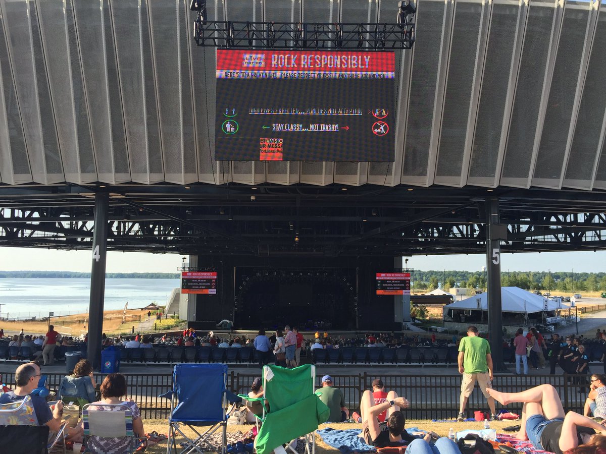 mrwonx's tweet photo. Hall and Oates concert. Not bad seats. #visionsrocks https://t.co/fwWKs8icpz
