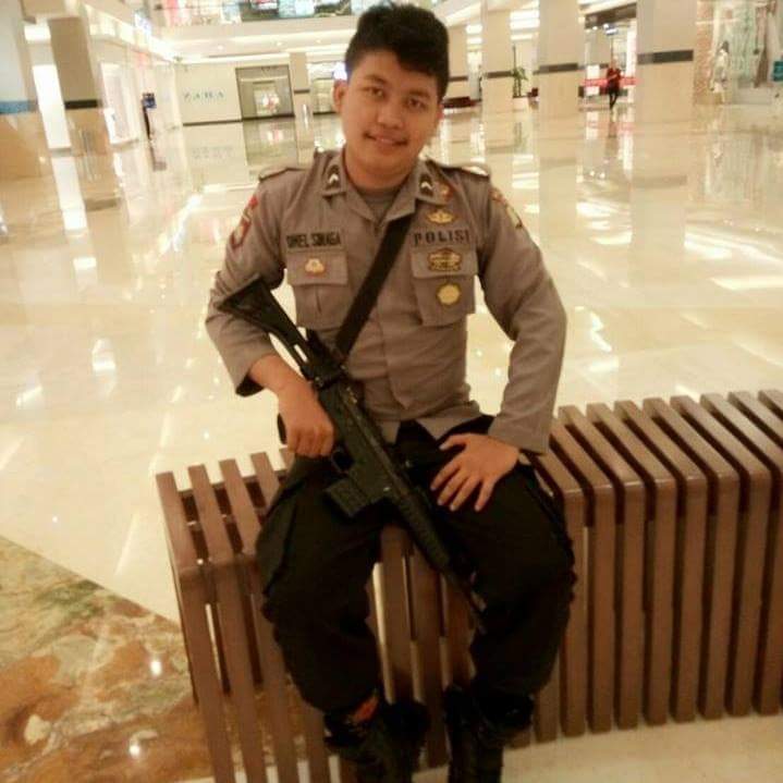 JakCikampek's tweet photo. Pangkat BRIPDA aje belagu Polisi Kmaren Sore! Ini "PENGAYOM" Masyarakat? @TMCPoldaMetro @DivHumasPolri #JanganGoyang https://t.co/B5pYs5HOzk
