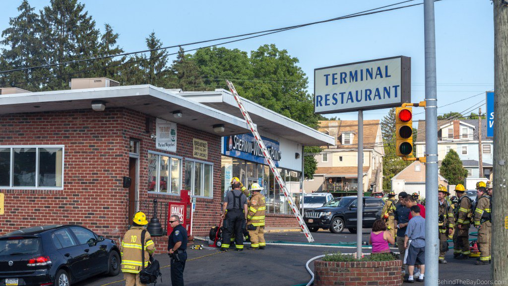 roslynfire's tweet photo. Building Fire: Terminal Restaurant https://t.co/M3gf9EWgCh https://t.co/wsXMjnVGhe