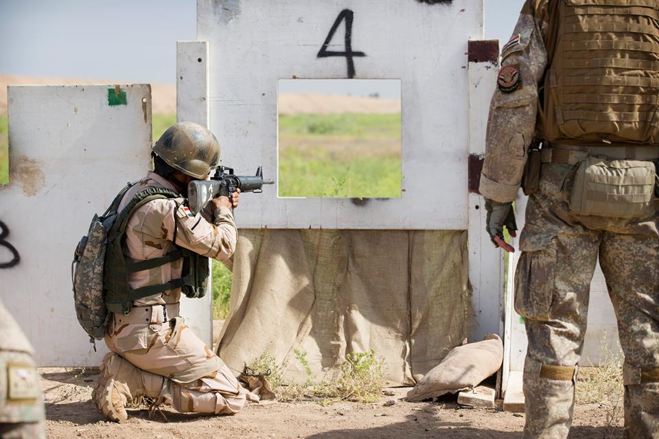 تدريبات الجيش العراقي الجديده على يد المستشارين الامريكان  - صفحة 4 Cl1Pg40XEAAix2d