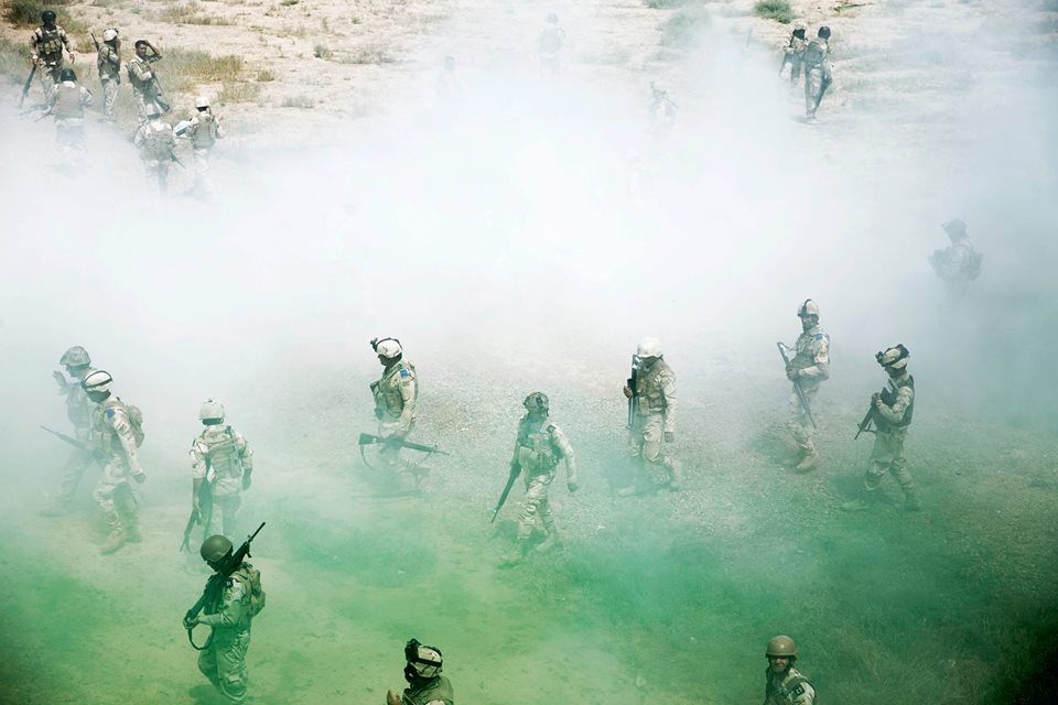تدريبات الجيش العراقي الجديده على يد المستشارين الامريكان  - صفحة 4 Cl1Pg4MWYAEYx-b