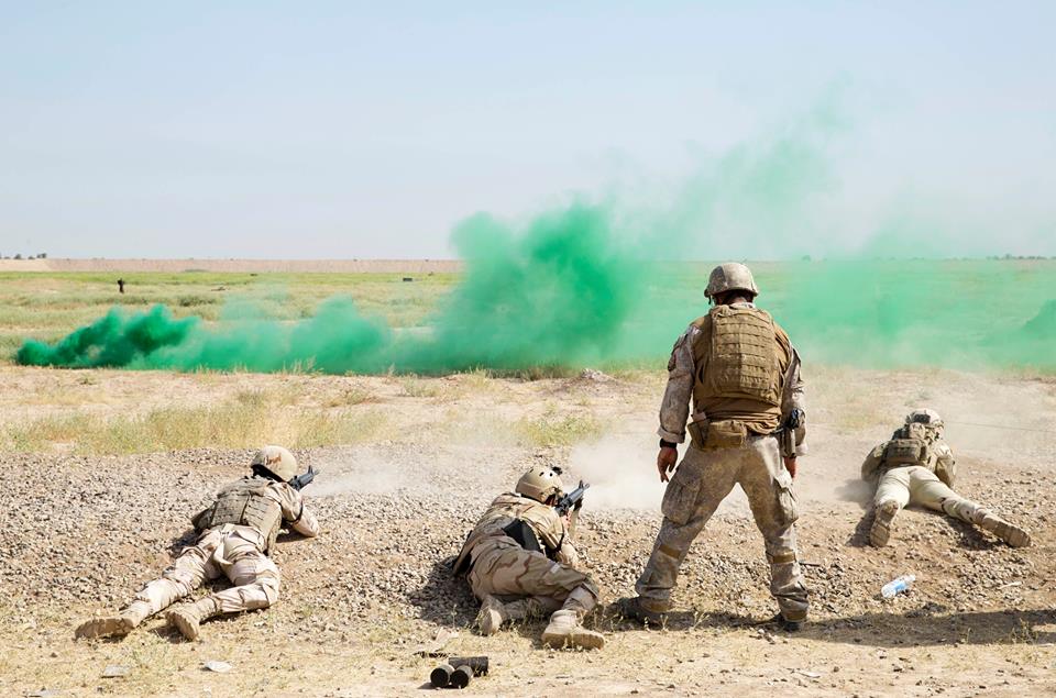 تدريبات الجيش العراقي الجديده على يد المستشارين الامريكان  - صفحة 4 Cl1Pg4hWIAARZRu