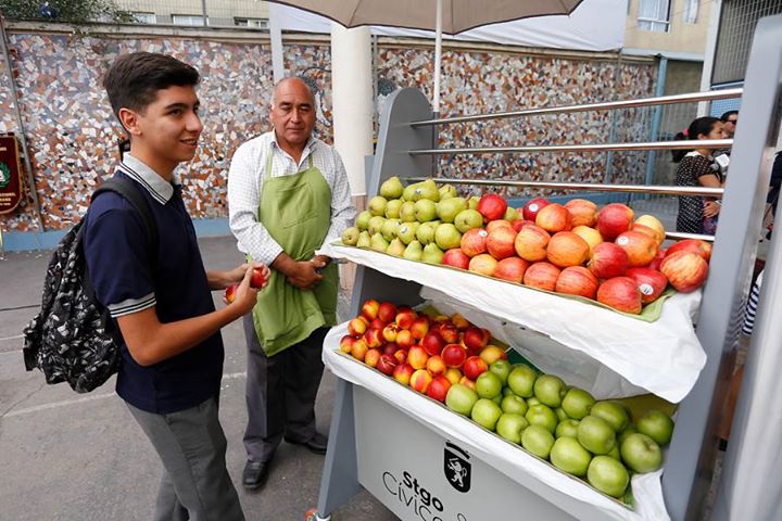 chilevision's tweet photo. ¿Sabías? Quioscos ubicados en colegios no venderán más comida "chatarra" ► https://t.co/LJJLN8Dp79 https://t.co/iaM28ukGLD