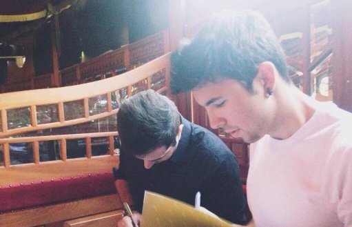 asmuxl's tweet image. diganme que no soy la unica que se los imagina firmando el certificado de matrimonio