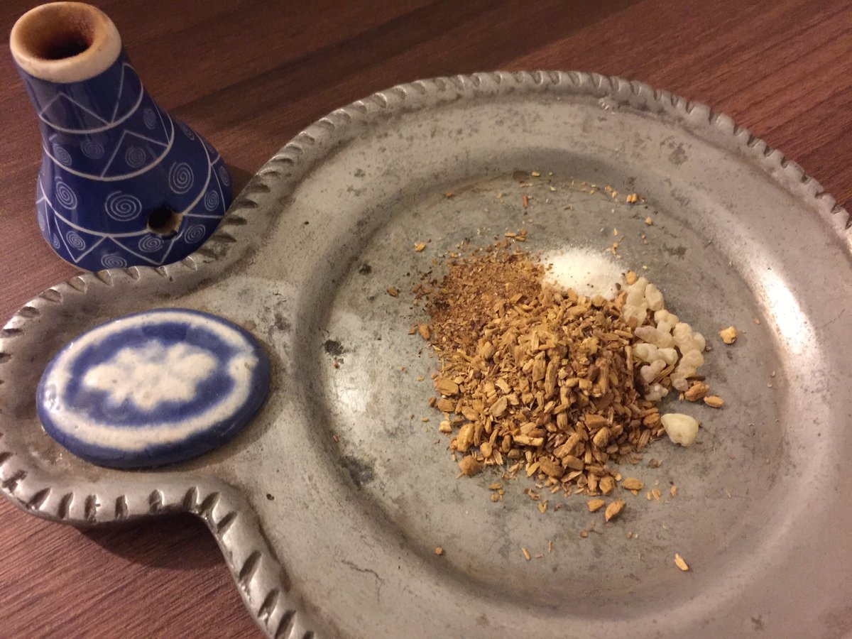 ciberviviente's tweet photo. Antes de comenzar a aterrizar ideas, saumerio con mirra, almizcle, incienso blanco y palo santo. #WriterModeOn https://t.co/K38VoTRgke