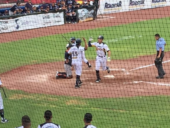 BeisbolAgs's tweet photo. 6⬇️ Back2Back HR #TimTorres #BrianBurgamy para ampliar la ventaja de #Ags @tigresqroficial 0-5 @RIELEROSdeAgs https://t.co/obE2ZlaSSr