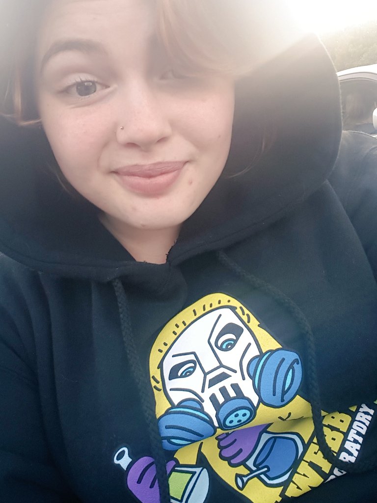 blowupdino123's tweet photo. @ChrisWebby I really do wear my sweatshirt everywhere #RusticDriveIn #websterslab2 πΈππ https://t.co/rd1s2OlXJ8