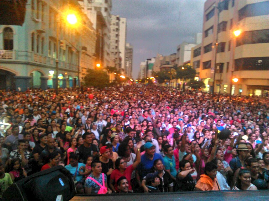 ObservaGLBTI's tweet photo. Con éxito se vive Marcha ORGULLO Y DIVERSIDAD LGBTI 2016, en Guayaquil. Más d 15 mil personas presentes @MashiRafael https://t.co/u42wNieFRn