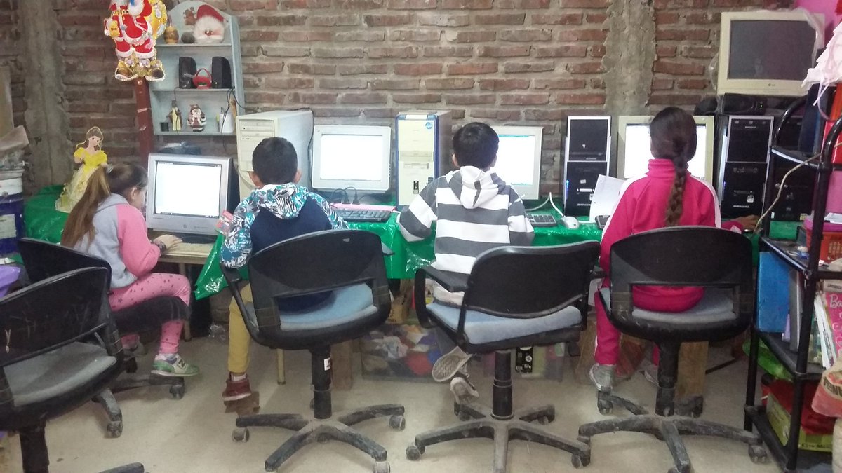 MiriamGonzlez8's tweet photo. Ellos estudiando muy entusiamados.. https://t.co/Lo9dkj8qFF