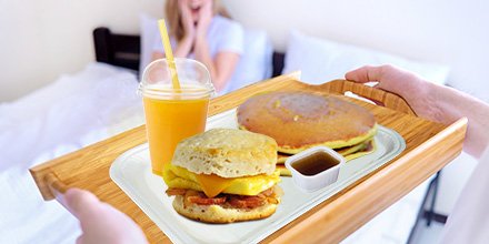 getFoodida's tweet image. There is just something about breakfast in bed, baby.