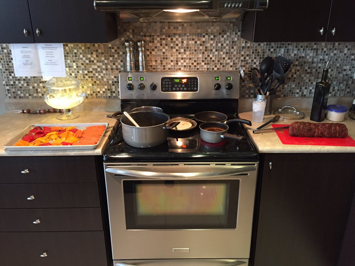 ChefMikedotca's tweet photo. Wonder what it's like to have a professional Chef in your kitchen? Tonight is a #birthday #dinnerfor8 #whatchefsdo https://t.co/NpwMq26yZq