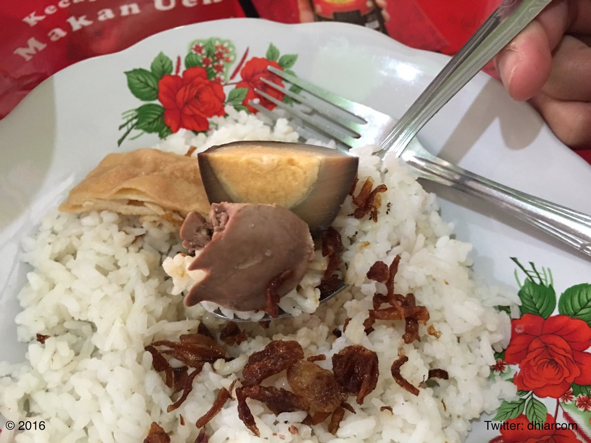 dhiarcom's tweet photo. Timlo Sastro adlh makanan berkuah yg isinya daging ati ampela ayam, telor pindang, sosis goreng. #timlo #timlosastro https://t.co/u9wdgKmUkP