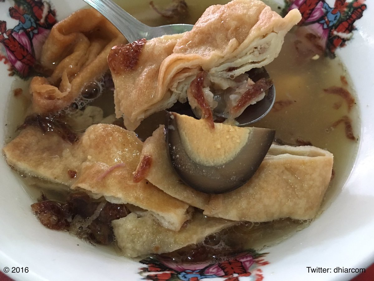dhiarcom's tweet photo. Timlo Sastro adlh makanan berkuah yg isinya daging ati ampela ayam, telor pindang, sosis goreng. #timlo #timlosastro https://t.co/u9wdgKmUkP