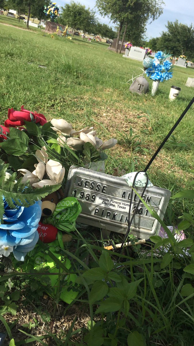 Bailey_Marie44's tweet photo. We were missin someone today.. Love & miss you brother! Not a day goes by without missin you #FlyHighJesse 👼🏼💙🏍 https://t.co/Bc8T1d2xeI